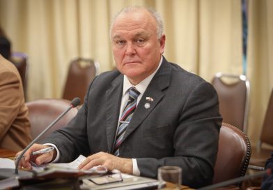 Becker aborda crisis de seguridad escolar y cuestiona avance del SLEP en reunión con ministra