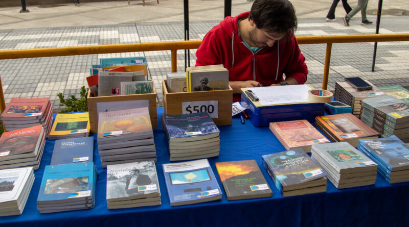 Séptima versión de la venta de bodega de Ediciones UCT abrirá sus puertas con libros desde mil pesos