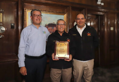 Medio siglo al volante de los carrobombas: Temuco homenajea a Francisco Molina por sus 50 años como cuartelero