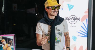 Caloncho se une a las leyendas de Hard Rock: Donó exclusiva pieza a su colección de memorabilia