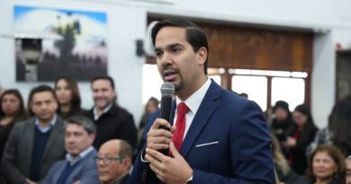 Alcalde Eduardo Yáñez plantea necesidades de vivienda de Lonquimay ante ministro Iván Poduje