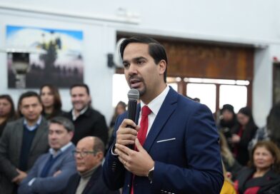 Alcalde Eduardo Yáñez plantea necesidades de vivienda de Lonquimay ante ministro Iván Poduje