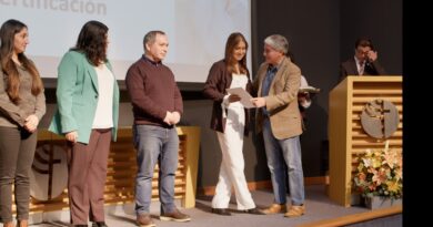 Corfo y UC Temuco certifican a 22 especialistas en apicultura sustentable