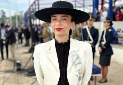 Diputada Javiera Rodríguez participa en la Parada Militar con traje inspirado en la Virgen del Carmen