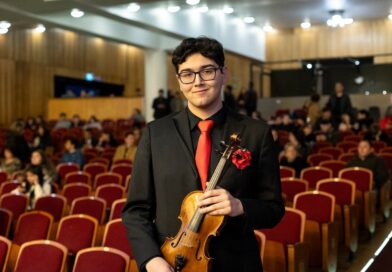 Joven violinista destaca el valor de FOJI: “Es mucho más que una oportunidad para hacer música”