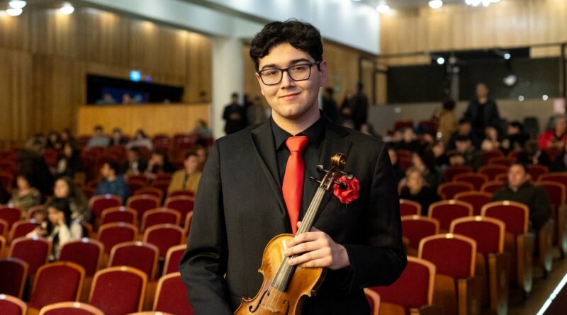 Joven violinista destaca el valor de FOJI: “Es mucho más que una oportunidad para hacer música”