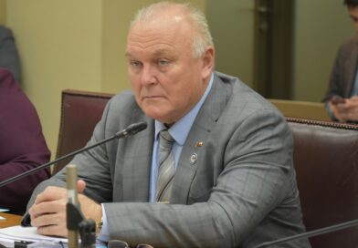 Senador Becker cuestiona a las AFP por pérdidas en fondos D y E: “El que la hace, la paga”
