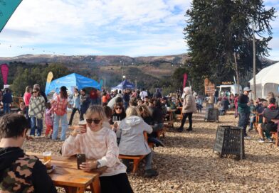 Villa Pehuenia Moquehue prepara feria gastronómica “A la Mesa!” frente al lago Aluminé