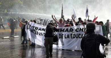 Nacional: Colegio de Profesores denuncia represión durante marcha por la Alameda y anuncia nuevas movilizaciones